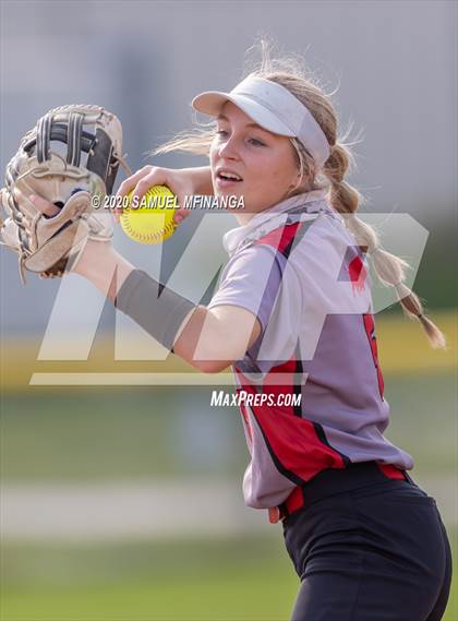 Thumbnail 3 in McCook vs. Lincoln East photogallery.