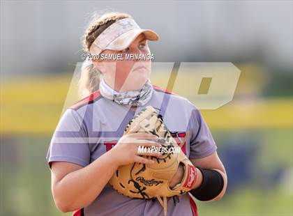 Thumbnail 1 in McCook vs. Lincoln East photogallery.