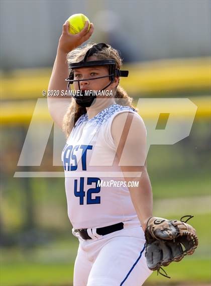 Thumbnail 2 in McCook vs. Lincoln East photogallery.