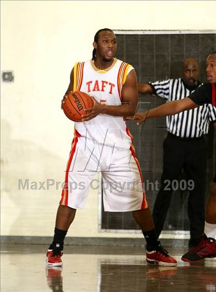 Thumbnail 2 in Etiwanda vs. Taft (Fairfax State Preview) photogallery.
