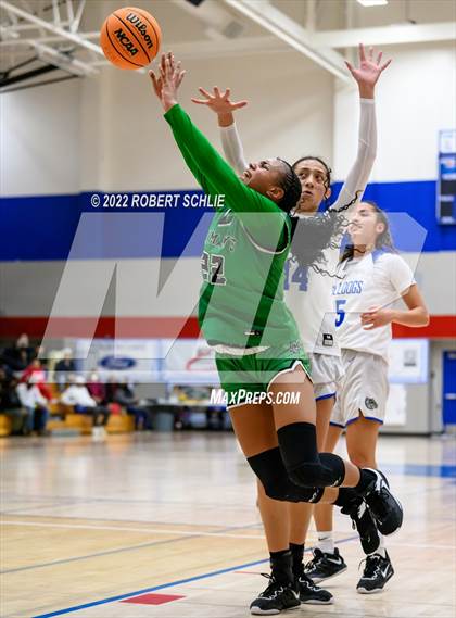 Thumbnail 1 in St. Mary's vs Folsom (Folsom-Vista Winter Classic) photogallery.