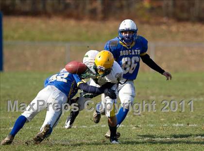 Thumbnail 1 in JV: New London @ Bacon Academy photogallery.