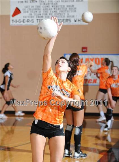 Thumbnail 2 in Unity vs. Webster (WIAA Regional Semi-Finals) photogallery.