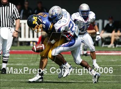 Thumbnail 3 in Byrnes (SC) vs. Archbishop Moeller (Ohio vs USA Challenge) photogallery.