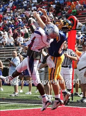 Thumbnail 2 in Byrnes (SC) vs. Archbishop Moeller (Ohio vs USA Challenge) photogallery.