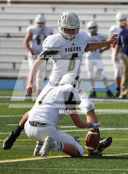 Thumbnail 2 in McDowell vs Hollidaysburg photogallery.