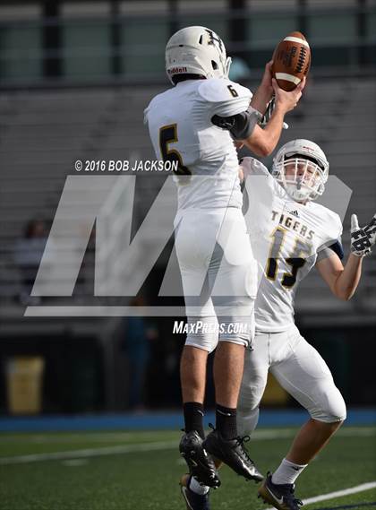 Thumbnail 1 in McDowell vs Hollidaysburg photogallery.