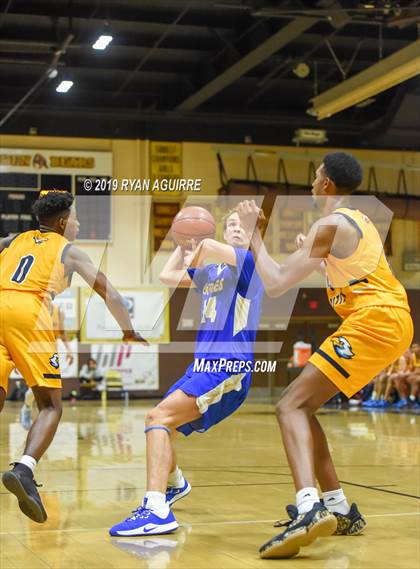 Thumbnail 2 in Santa Margarita vs. Rancho Christian photogallery.