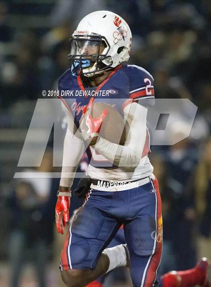 Thumbnail 3 in Aquinas vs. Leuzinger (CIF SS Division 10 Semifinal Playoff) photogallery.