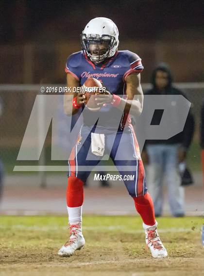 Thumbnail 2 in Aquinas vs. Leuzinger (CIF SS Division 10 Semifinal Playoff) photogallery.