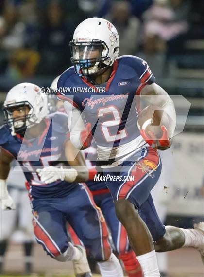 Thumbnail 1 in Aquinas vs. Leuzinger (CIF SS Division 10 Semifinal Playoff) photogallery.