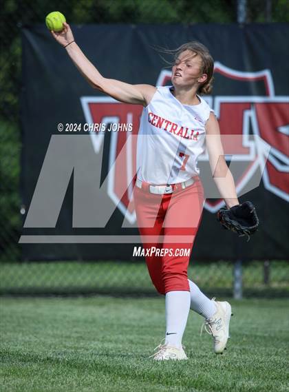 Thumbnail 3 in Centralia vs Waterloo (IHSA 3A Regional Semifinals) photogallery.