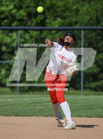 Thumbnail 2 in Centralia vs Waterloo (IHSA 3A Regional Semifinals) photogallery.