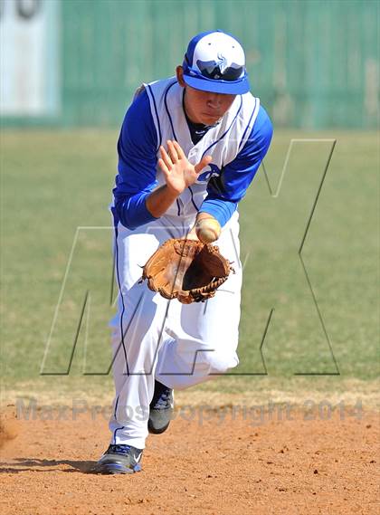 Thumbnail 2 in Nolan Catholic vs Faith Christian (Texas Private School Classic) photogallery.