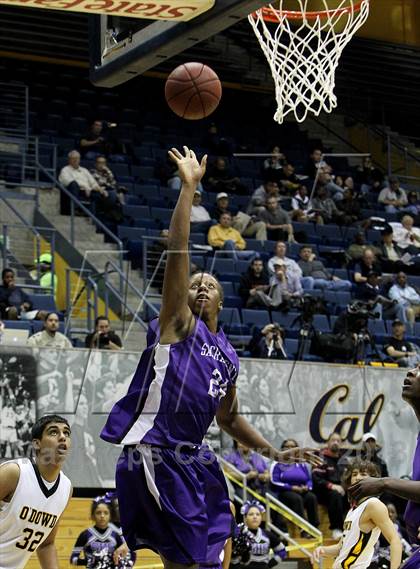 Thumbnail 2 in Sacramento vs. Bishop O'Dowd (Martin Luther King Classic) photogallery.