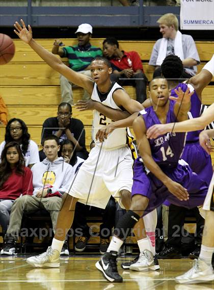 Thumbnail 1 in Sacramento vs. Bishop O'Dowd (Martin Luther King Classic) photogallery.