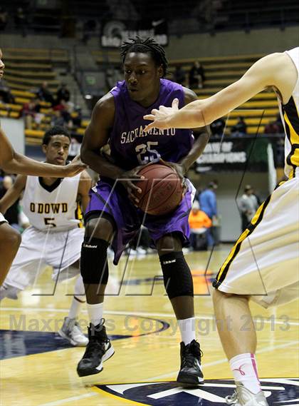 Thumbnail 2 in Sacramento vs. Bishop O'Dowd (Martin Luther King Classic) photogallery.