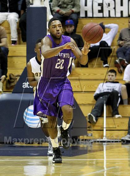 Thumbnail 2 in Sacramento vs. Bishop O'Dowd (Martin Luther King Classic) photogallery.