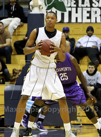 Thumbnail 2 in Sacramento vs. Bishop O'Dowd (Martin Luther King Classic) photogallery.