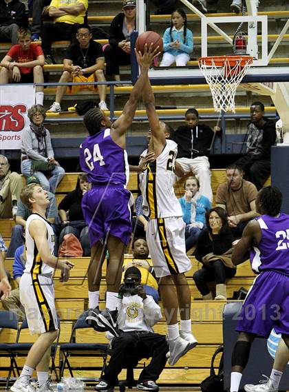 Thumbnail 2 in Sacramento vs. Bishop O'Dowd (Martin Luther King Classic) photogallery.