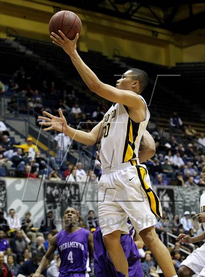 Thumbnail 2 in Sacramento vs. Bishop O'Dowd (Martin Luther King Classic) photogallery.