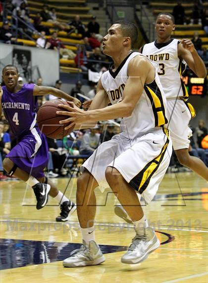 Thumbnail 1 in Sacramento vs. Bishop O'Dowd (Martin Luther King Classic) photogallery.