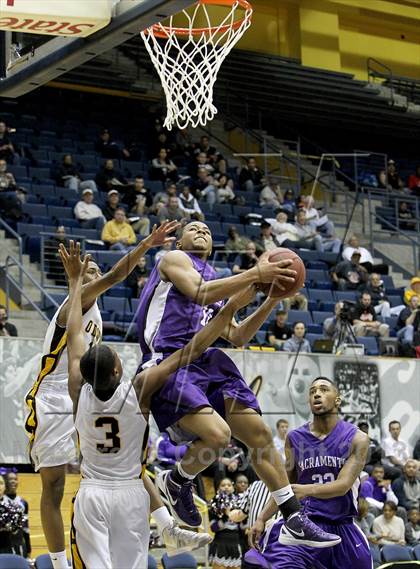 Thumbnail 2 in Sacramento vs. Bishop O'Dowd (Martin Luther King Classic) photogallery.