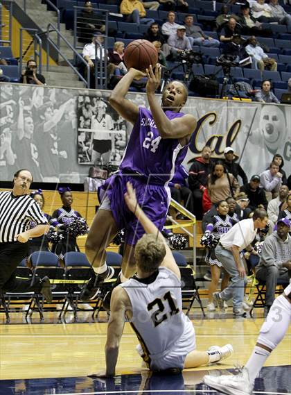 Thumbnail 2 in Sacramento vs. Bishop O'Dowd (Martin Luther King Classic) photogallery.