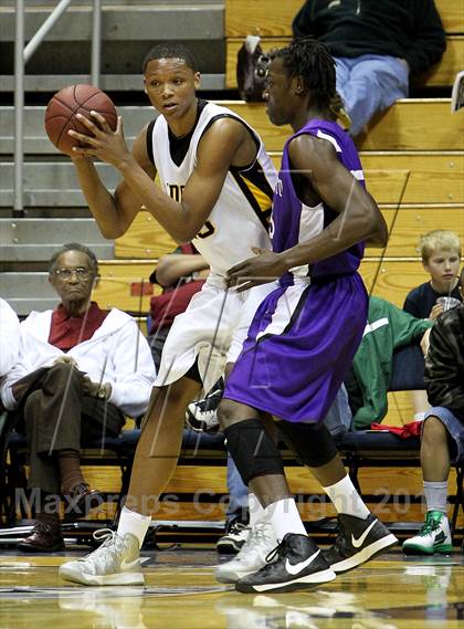 Thumbnail 1 in Sacramento vs. Bishop O'Dowd (Martin Luther King Classic) photogallery.