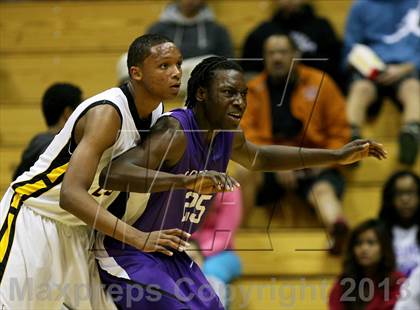 Thumbnail 2 in Sacramento vs. Bishop O'Dowd (Martin Luther King Classic) photogallery.