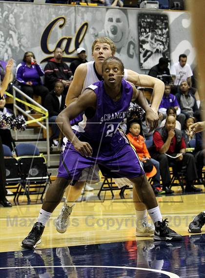 Thumbnail 2 in Sacramento vs. Bishop O'Dowd (Martin Luther King Classic) photogallery.