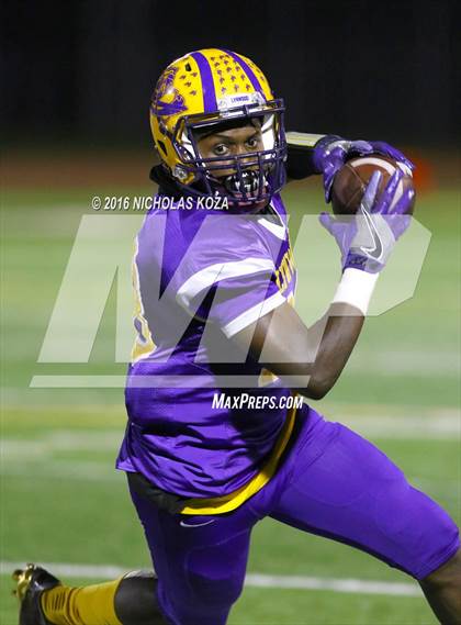 Thumbnail 2 in Warren vs. Lynwood photogallery.