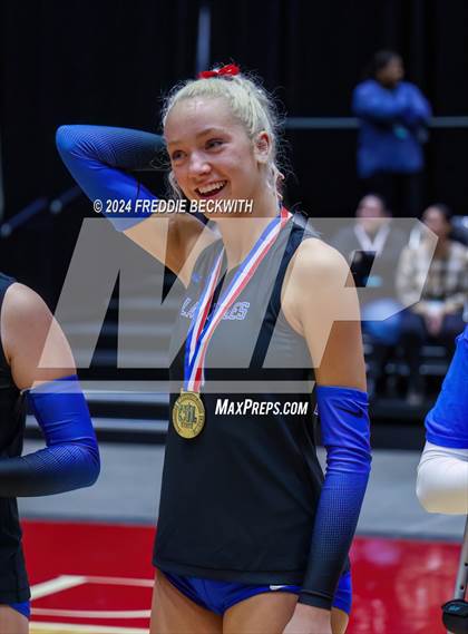 Thumbnail 3 in Bellville vs. Decatur (UIL 4A Volleyball Division I Final) photogallery.