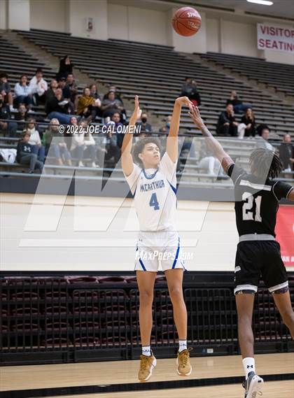 Thumbnail 1 in MacArthur [Douglas] vs Clark photogallery.