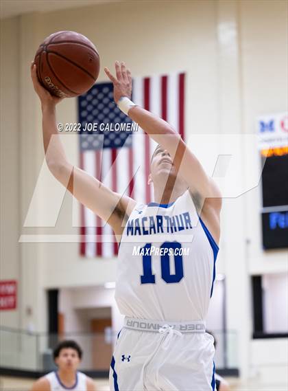 Thumbnail 2 in MacArthur [Douglas] vs Clark photogallery.