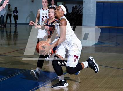 Thumbnail 3 in Oaks Christian vs Chaminade photogallery.