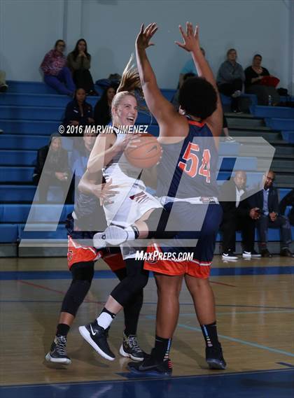 Thumbnail 1 in Oaks Christian vs Chaminade photogallery.