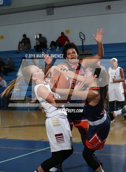 Thumbnail 1 in Oaks Christian vs Chaminade photogallery.
