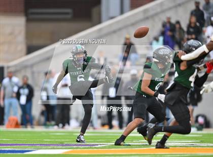 Thumbnail 2 in Fort Bend Hightower vs. Summer Creek (UIL Football 6A D2 Region III Quarterfinal) photogallery.