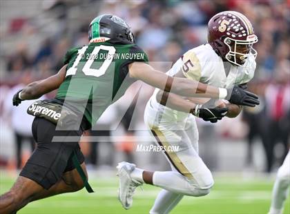 Thumbnail 3 in Fort Bend Hightower vs. Summer Creek (UIL Football 6A D2 Region III Quarterfinal) photogallery.