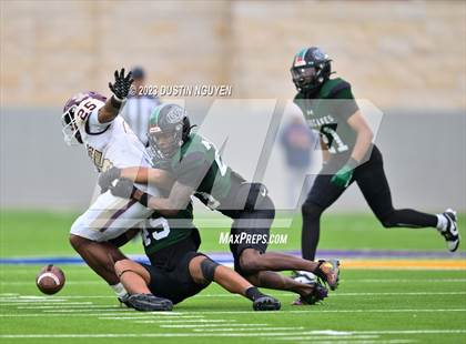 Thumbnail 1 in Fort Bend Hightower vs. Summer Creek (UIL Football 6A D2 Region III Quarterfinal) photogallery.