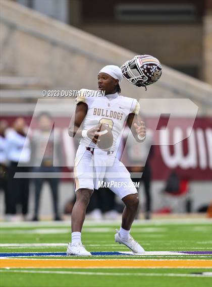 Thumbnail 1 in Fort Bend Hightower vs. Summer Creek (UIL Football 6A D2 Region III Quarterfinal) photogallery.
