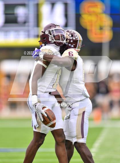 Thumbnail 2 in Fort Bend Hightower vs. Summer Creek (UIL Football 6A D2 Region III Quarterfinal) photogallery.
