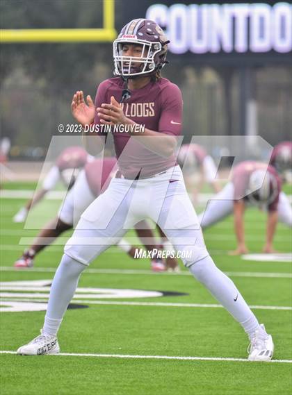 Thumbnail 3 in Fort Bend Hightower vs. Summer Creek (UIL Football 6A D2 Region III Quarterfinal) photogallery.