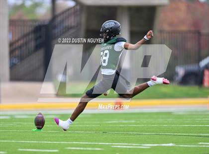 Thumbnail 2 in Fort Bend Hightower vs. Summer Creek (UIL Football 6A D2 Region III Quarterfinal) photogallery.