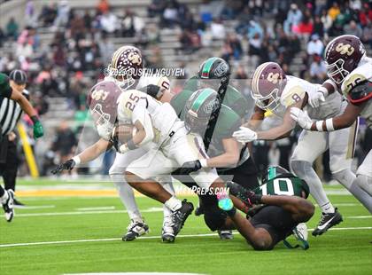 Thumbnail 1 in Fort Bend Hightower vs. Summer Creek (UIL Football 6A D2 Region III Quarterfinal) photogallery.
