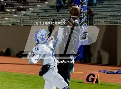 Thumbnail 2 in Del Rio vs. Weslaco East (UIL 6A Area Playoff) photogallery.