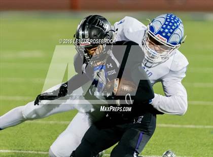 Thumbnail 1 in Del Rio vs. Weslaco East (UIL 6A Area Playoff) photogallery.
