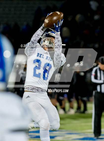 Thumbnail 2 in Del Rio vs. Weslaco East (UIL 6A Area Playoff) photogallery.