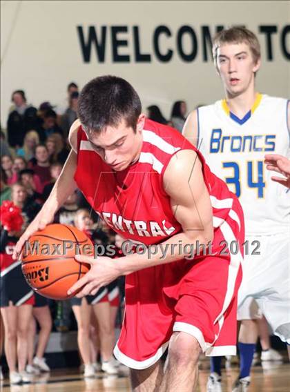 Thumbnail 2 in Central vs. Sheridan (4A East Regional Playoffs) photogallery.